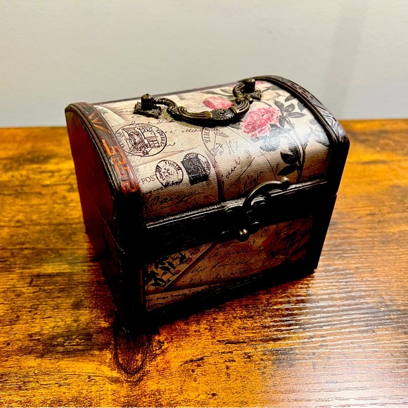 Vintage Jewlry Box/ Decorative Jewlry Box - Picture 5 of 7